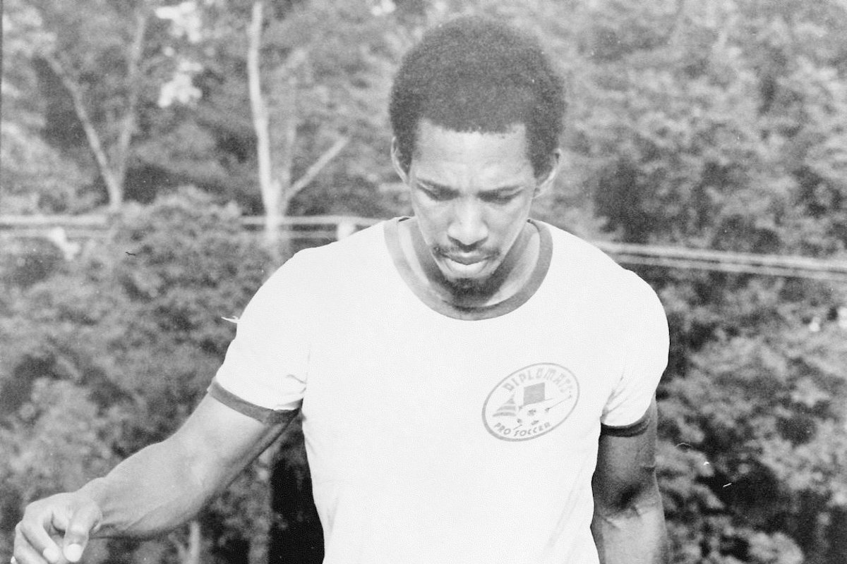 The Washington Diplomats' Leroy DeLeon practicing soccer. Photographed June 9, 1976 in Fairfax, Virginia. (Photo by Craig Herndon/The Washington Post via Getty Images)