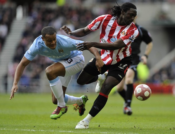 Manchester City's Wayne Bridge (left) vs Kenwyne Jones.