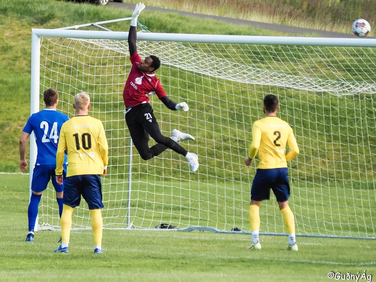 KF Fjallabyggðar goalkeeper Javon Sample tips the ball overbar during an Icelandic 2. deild karla match